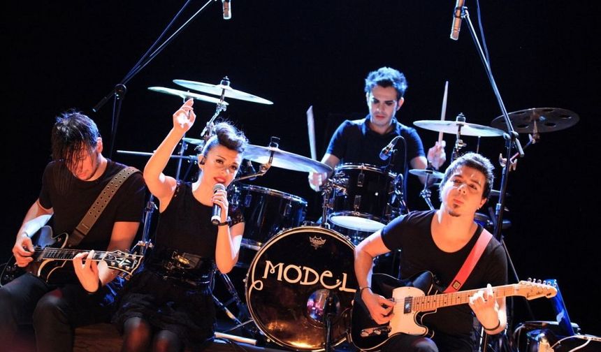 Model Grubundan 10 Sene Sonra Bayram Sürprizi!