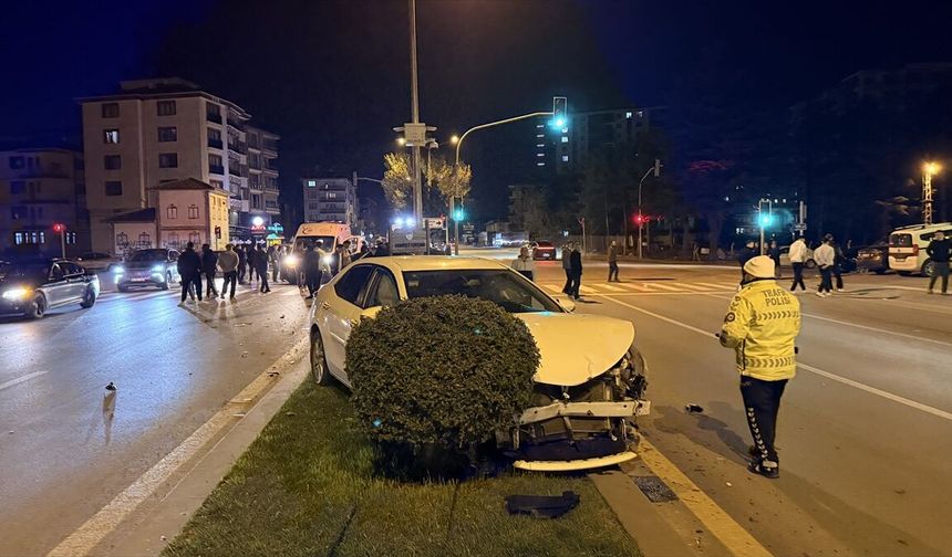 Ankara'da iki ayrı trafik kazası: 4 kişi yaralandı