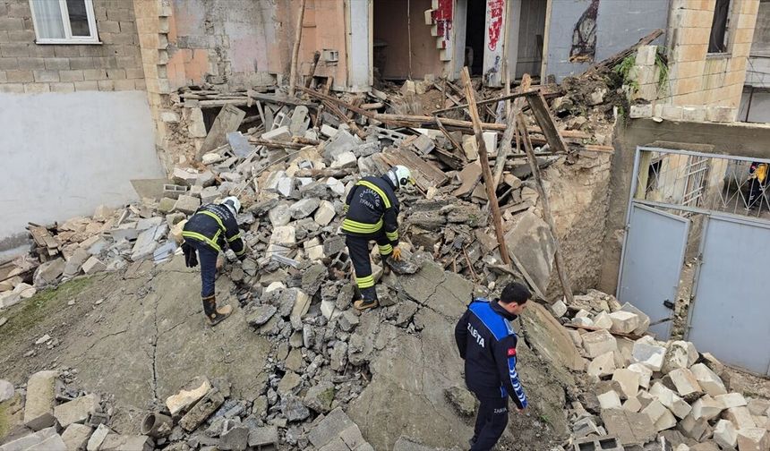 Gaziantep’te ev çöktü: Yan binada mahsur kalan 2 kişi kurtarıldı