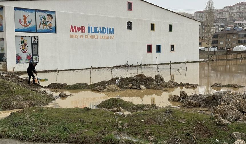 Hakkari'de sağanak yağış etkili oldu