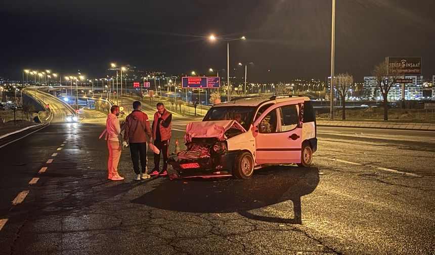 Kayseri'de iki hafif ticari araç çarpıştı: 6 yaralı