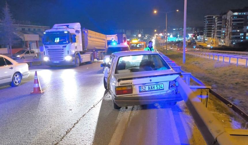 Kırıkkale'de tırla otomobil çarpıştı: 3 yaralı