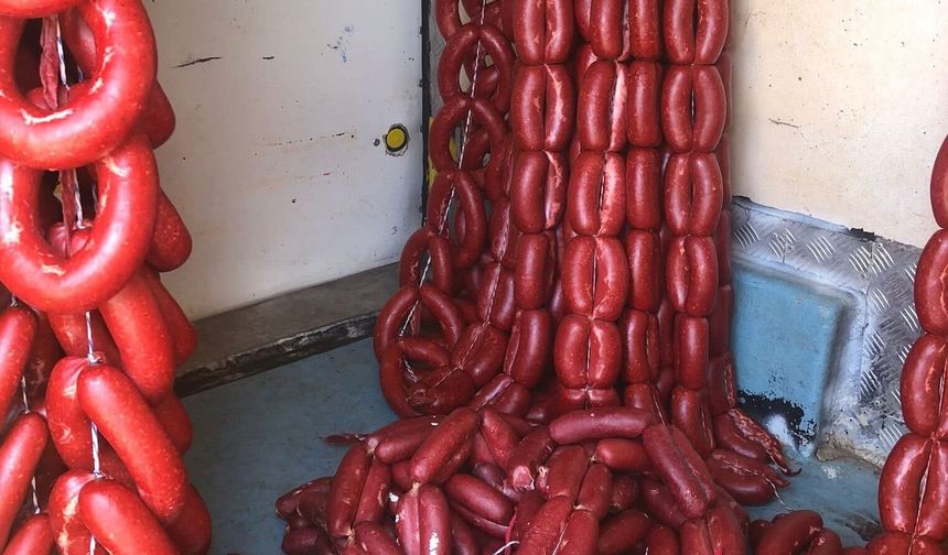 Kırşehir'de uygunsuz şartlarda taşınan kilolarca sucuk bulundu