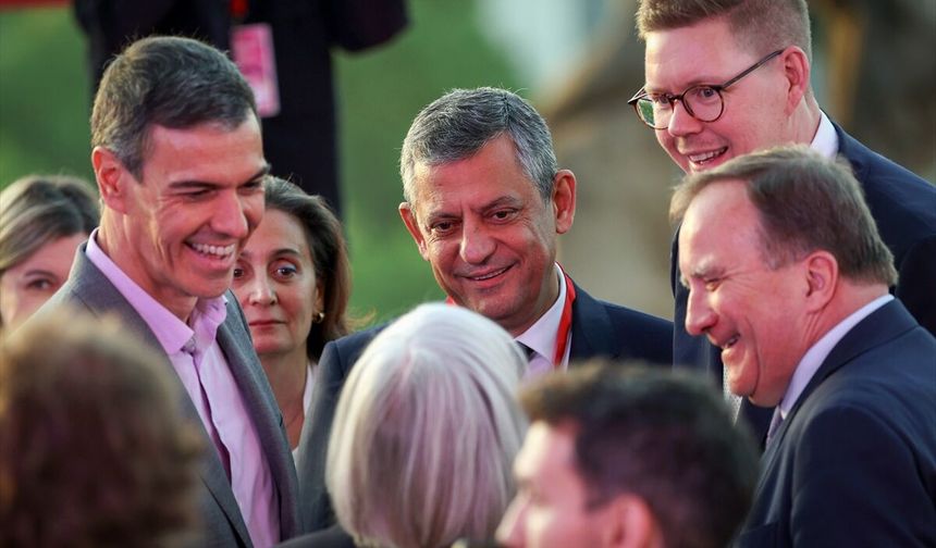 Özgür Özel, Barselona’da liderlerle bir araya geldi