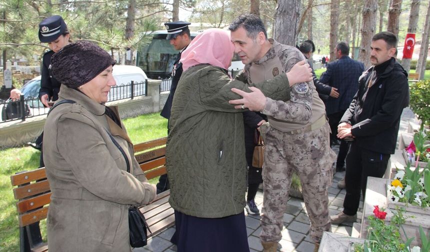 Polis Şehitliği'nde tören gerçekleştirildi