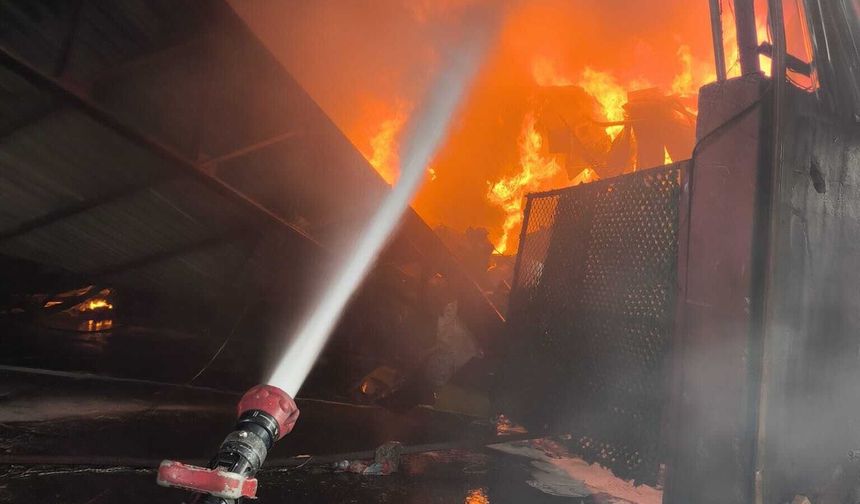 Adana'da geri dönüşüm tesisini alevler sardı