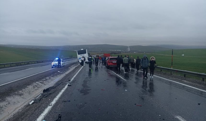 Aksaray'da feci kaza: Yolcu otobüsü 10 araca çarpıp durabildi