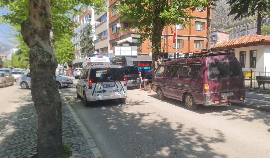 Amasya'da motosiklet ve hafif ticari araç çarpıştı