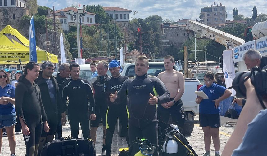 Antalya Kaleiçi Yat Limanı’nda deniz temizliği: 5 ton atık çıkarıldı