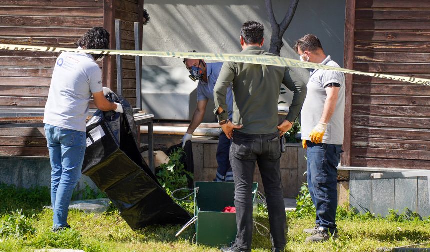 Antalya'da Parkta Ceset Bulundu