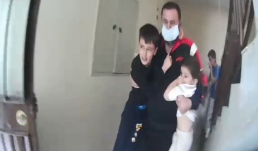 Apartman yangınında mahsur kalanlar tahliye edildi