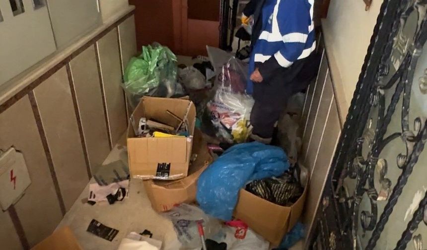 Avcılar'da bir binadan 3 kamyon atık çıkarıldı