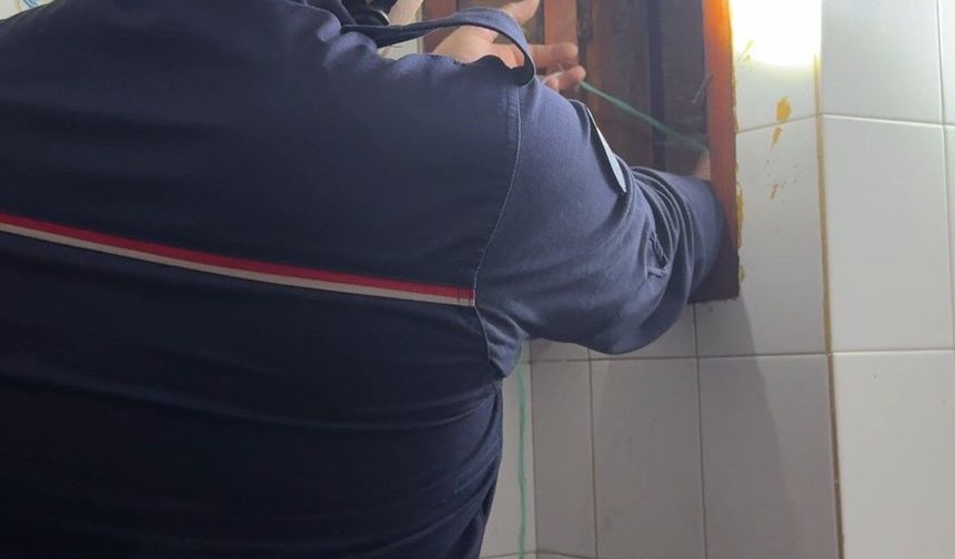 Avcılar'da güvercin ve martı havalandırma boşluğuna düştü