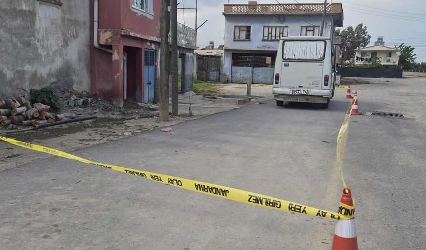 Babasının kullandığı minibüsün altında kaldı