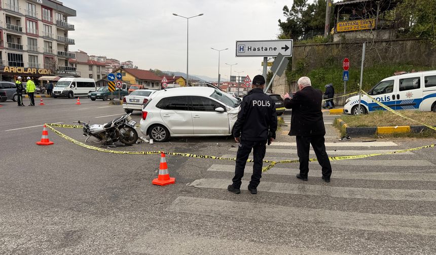 Bartın'da motosiklet ve otomobil çarpıştı