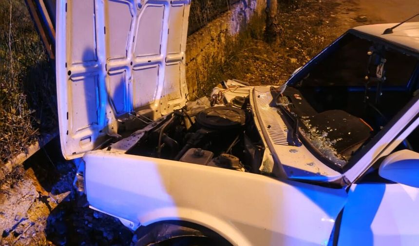 Ehliyetsiz ve alkollü sürücü istinat duvarına çarptı