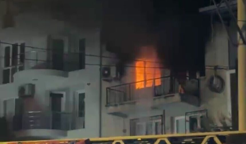 Evde çıkan yangında baba öldü, oğlu entübe edildi