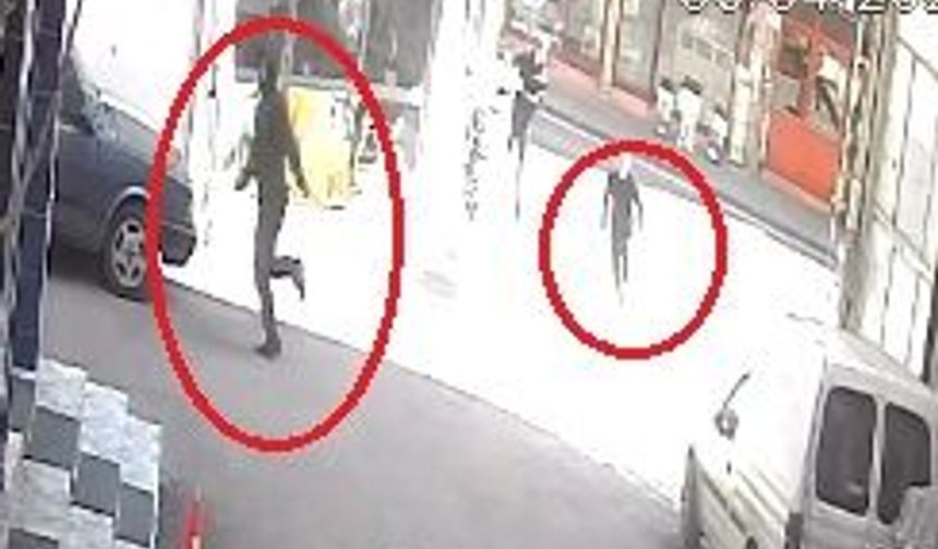 Evin önünde bekleyen kşilere ateş edip kaçtı