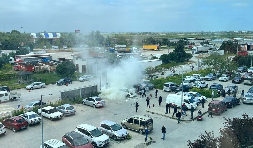 Hastane otoparkındaki otomobil yangını