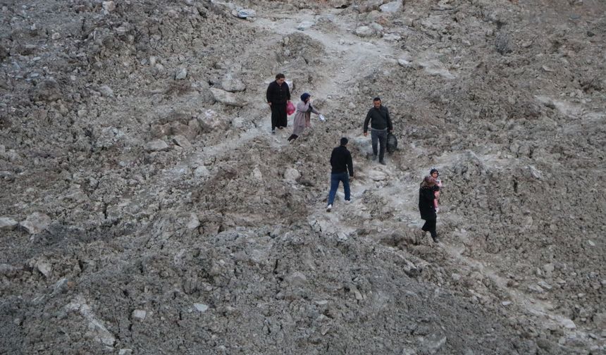 Heyelandan dolayı kapanan Hakkari-Van kara yolu ulaşıma açıldı