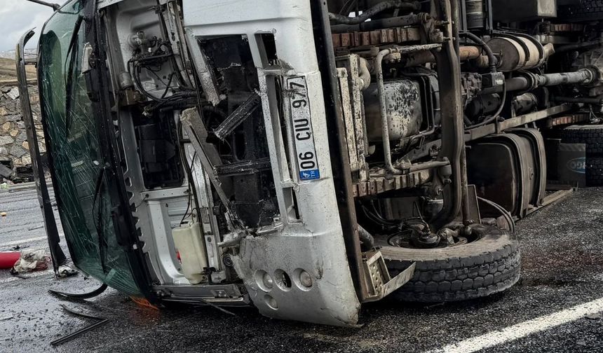 Karayolları Bakım Aracı ve Tır Çarpıştı