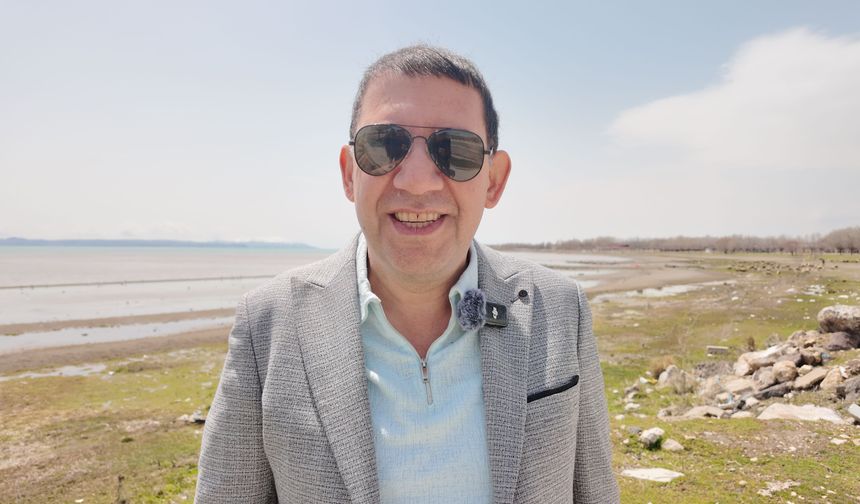 Karlar eriyince Van Gölü kıyıları kahverengiye döndü
