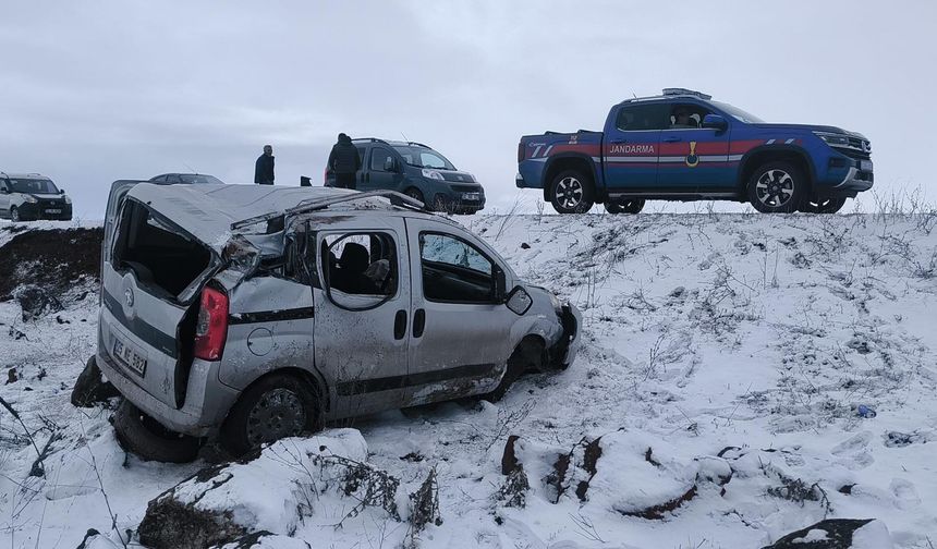 Kars'ta hafif ticari araç şarampole devrildi: 2 yaralı