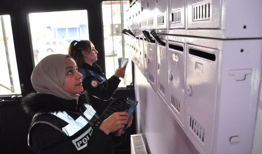 Kars'ta polisler dolandırıcılara karşı uyarıda bulundu