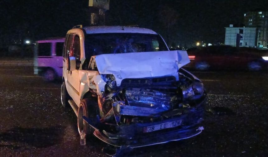 Kayseri'de Minibüse Hafif Ticari Araç Çarptı