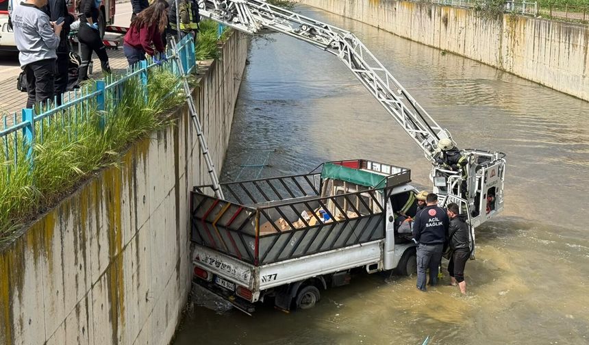Kocaeli'de kamyonet dereye uçtu!
