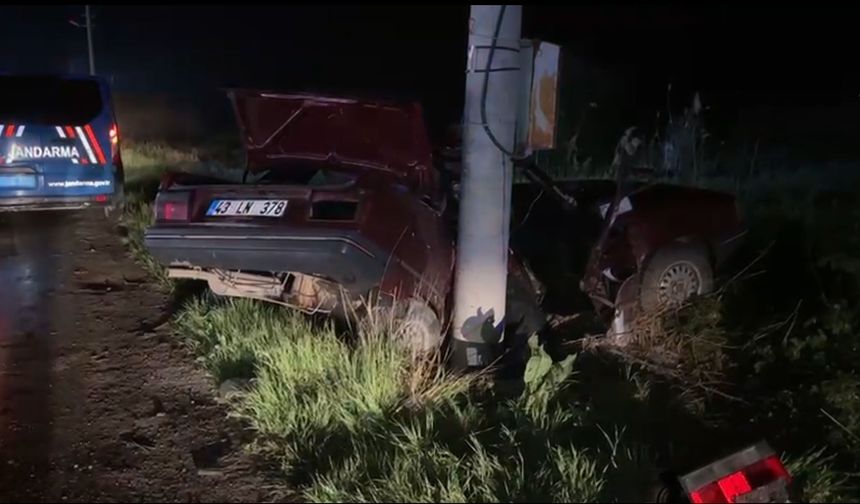Kütahya’da direğe çarpan otomobilin sürücüsü öldü