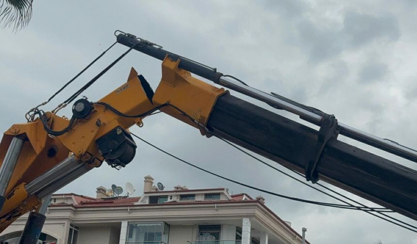 Marmaris'te kırılan vincin kolu üzerine düşen işçi hayatını kaybetti