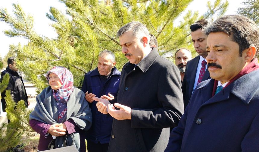 Mustafa Çiftçi Neşet Ertaş'ın kabrini ziyaret etti