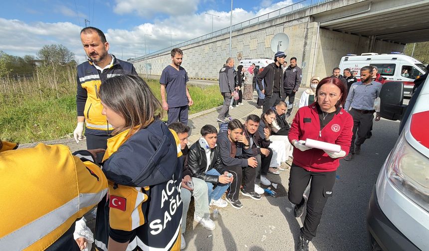 Öğrenci otobüsü otomobilin üstüne devrildi