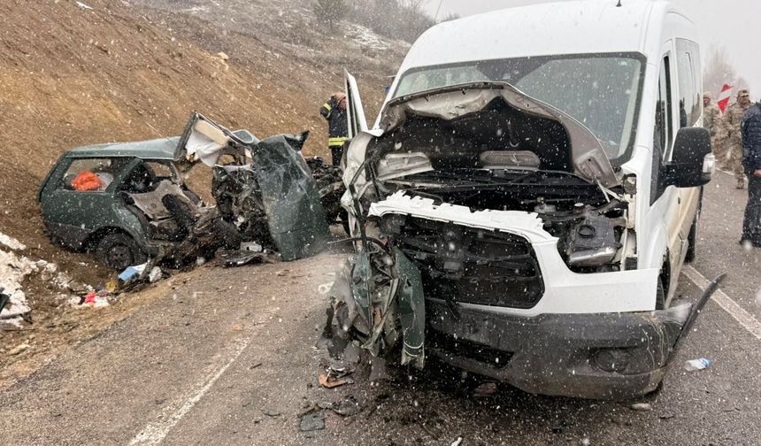 Öğretmenleri taşıyan minibüs kaza yaptı: 1 ölü