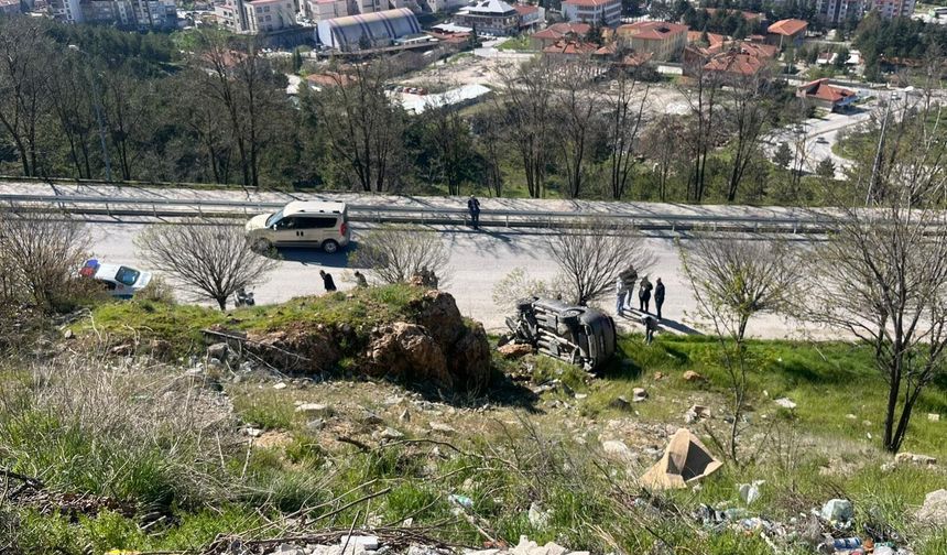 Otomobilin el freni çekilmeyince şarampole yuvarlandı