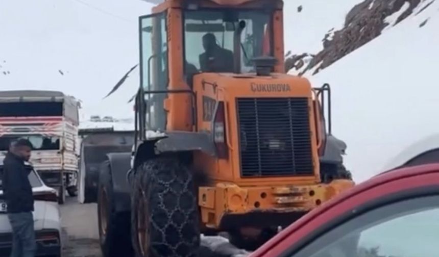 Şırnak'ta kara yoluna çığ düştü