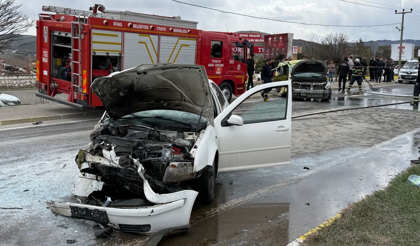 Sivasspor Tesisleri Önünde Otomobil, Taksiye Çarptı