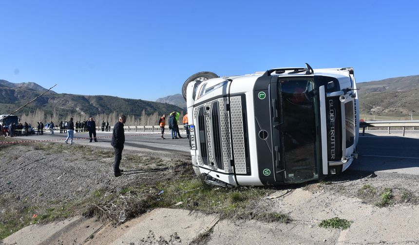Sivas'ta devrilen TIR nedeniyle ulaşım aksadı