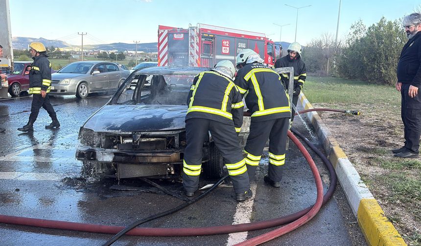 Sivas'ta Otomobili Yanan Sürücü Perişan Oldu
