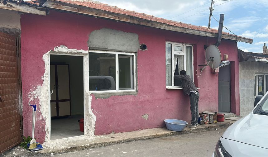 Tartıştığı eşini bıçakladı