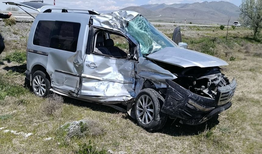 TIR'ın çarptığı otomobilin sürücüsü yaşamını yitirdi