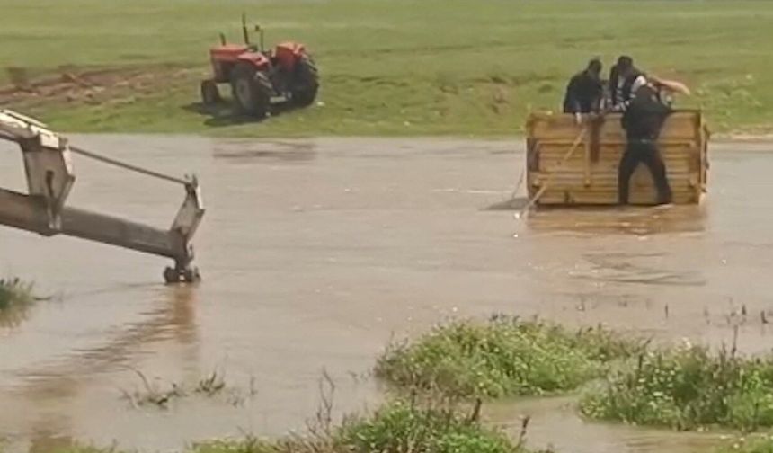 Traktörle derede mahsur kalan kişiler kurtarıldı