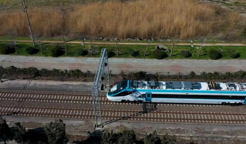 Türkiye'nin ilk hızlı treni saatte 225 kilometre hıza çıktı