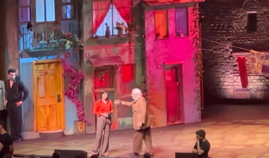 Usta tiyatrocu Müjdat Gezen hastaneye kaldırıldı