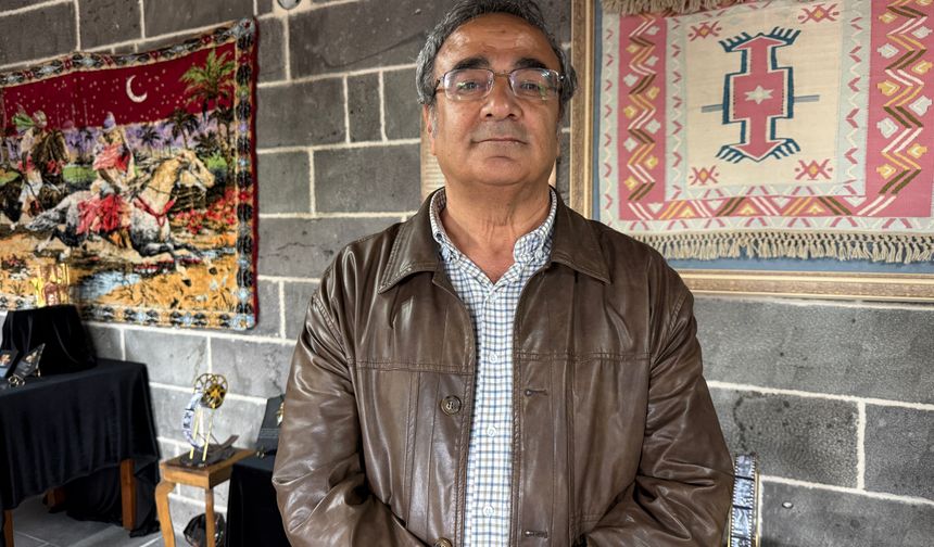 Ustalar Aşık Veysel'in şiirlerini obsidyenlere işledi