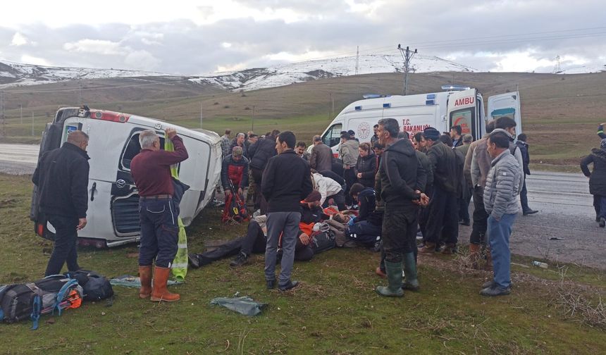Van'da Dağcıları Taşıyan Minibüs Takla Attı