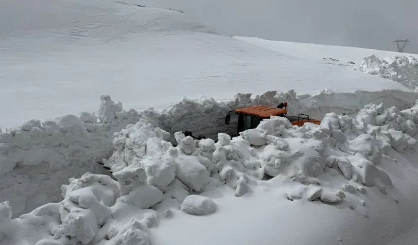 Erzincan’da Nisan Ayında 4 Metrelik Karla Mücadele