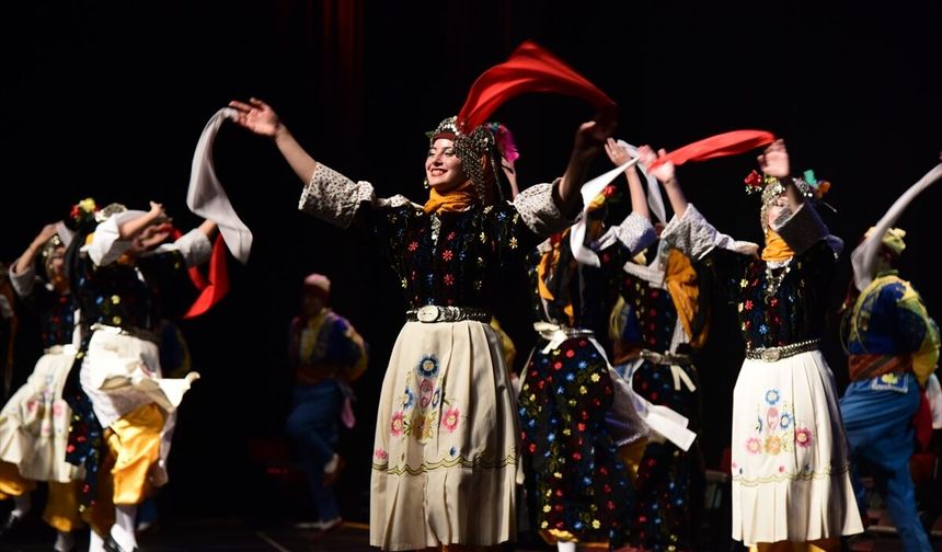 Eskişehir Sempozyumu’nda halk dansları ve türkülerle kültür şöleni