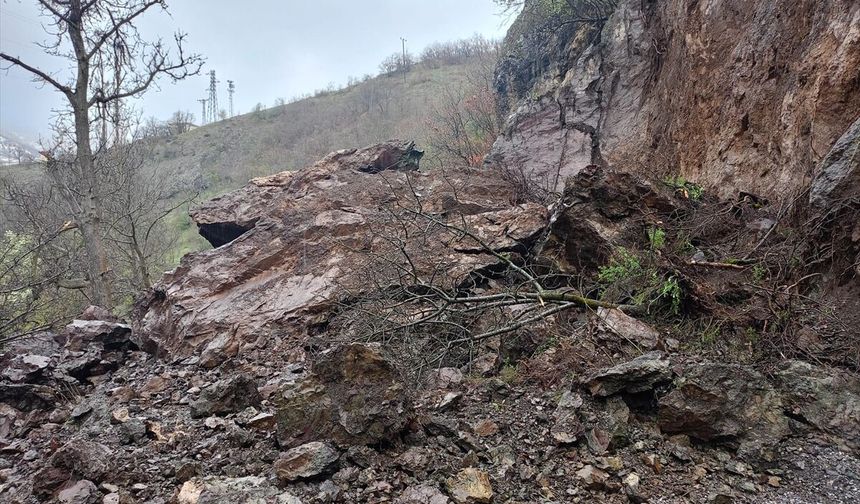 Sivas'ta köy yolu kapandı